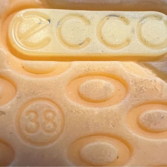 Ecco Black Low Profile Leather Sneakers. Size 38 (7-7.5) Great Condition!! - Picture 12 of 12